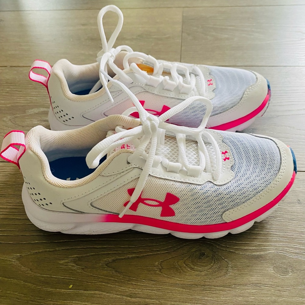 Women’s size 6 Under Armour Sneakers (worn only once!)